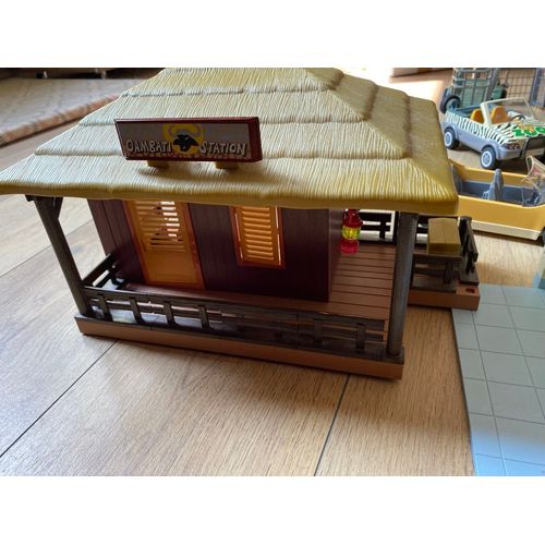 Centre de soins pour animaux Playmobil + 2 voitures + divers personnages et objets