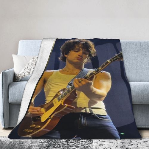 Les Touches Noires Jouent Du Piano Avec Une Couverture En Flanelle. Une Couverture Pour La Sieste, En Polyester Imprime. Cette Couverture Creative Et Confortable Est Un Cadeau Ideal Pou