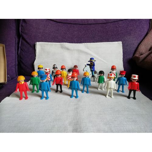 LOT DE 18 PERSONNAGES PLAYMOBIL + ACCESSOIRES
