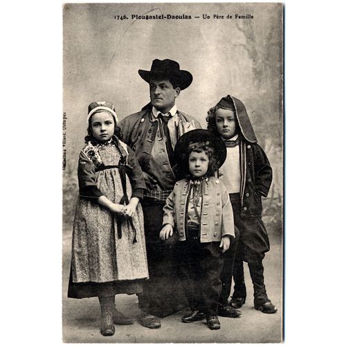 Bretagne / Un Père Et Ses Enfants En Costumes De Plougastel-Daoulas / Véritable Carte Postale N&b Éd. Villard N° 1746