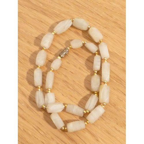 Collier En Pierre Beige Et Petites Perles Dorées