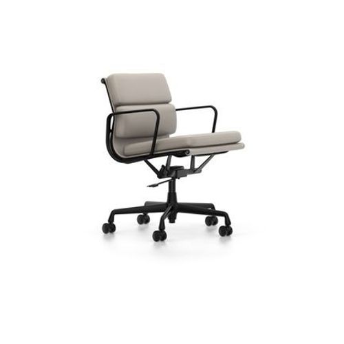 Vitra - Chaise En Aluminium - Soft Pad - Ea 217 - Noir Profond - Cuir Sable - Roulettes Pour Tapis De Sol  - Beige