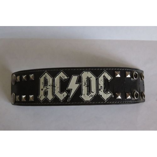 Bracelet Ac/Dc Avec Logo Longueur = 21 Cms Largeur = 4.5 Cms.