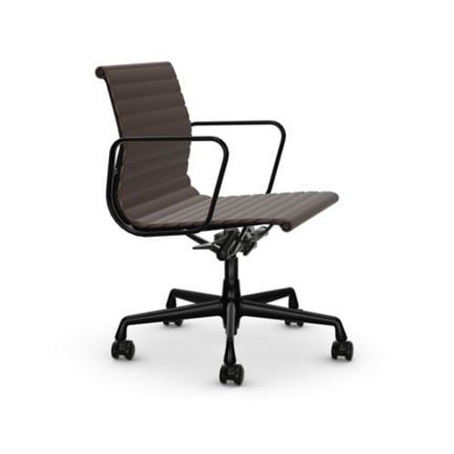 Vitra - Chaise En Aluminium Ea 117, Structure Polie, Roulettes Souples Pour Sols Durs - Noir Profond - Cuir/Plano - Châtaigne/Marron - Roulettes Pour Sols Durs - Marron