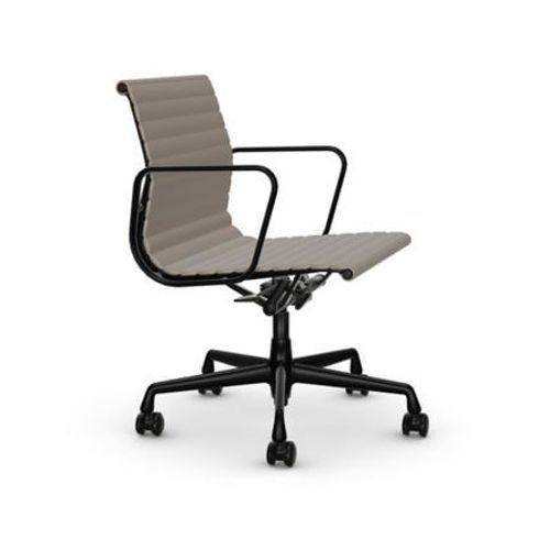 Vitra - Chaise En Aluminium Ea 117, Structure Polie, Roulettes Souples Pour Sols Durs - Noir Profond - Cuir/Plano - Sable/Café - Roulettes Pour Sols Durs - Beige