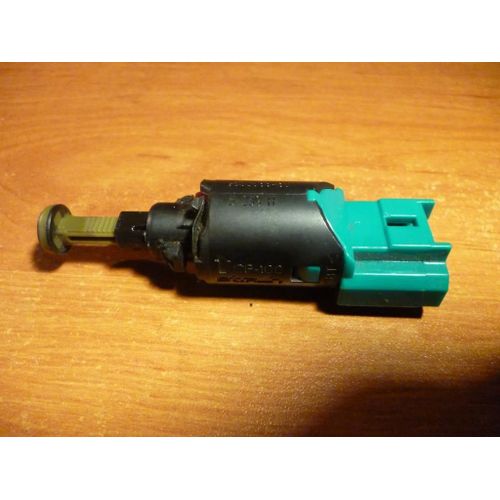 Contacteur De Frein Stop Citroen C3 C4 Picasso C5 Peugeot 307 308 407 Expert Partner Ref 9650688480/4 Broches