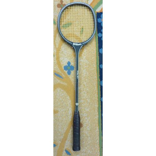ancienne et rare raquette vintage de squash en bois, de marque WILSON,  modèle ultra graphite reinforced, cordée et avec sa housse