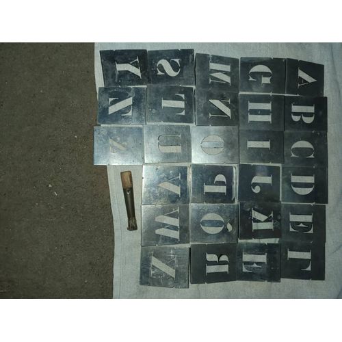 Véritable Alphabet Métallique D'Époque Dans Ça Boîte D'Origine Jamais Utilisé Avec Le Pinceau D'Époque