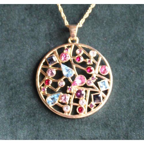 Joli Bijou Pendentif Ornè De Strass Aux Couleurs Et Formes Varièes Avec Avec Une Fine Chaîne Dorèe.Bijou Neuf , Protègè Ds Son Coffret Noir.Diamêtre:4cm.