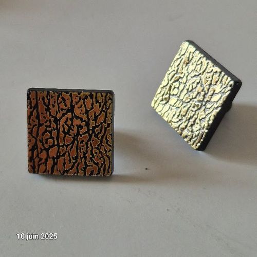 Une Paire De Boutons De Manchettes Des Années 80, En Matière Synthétique