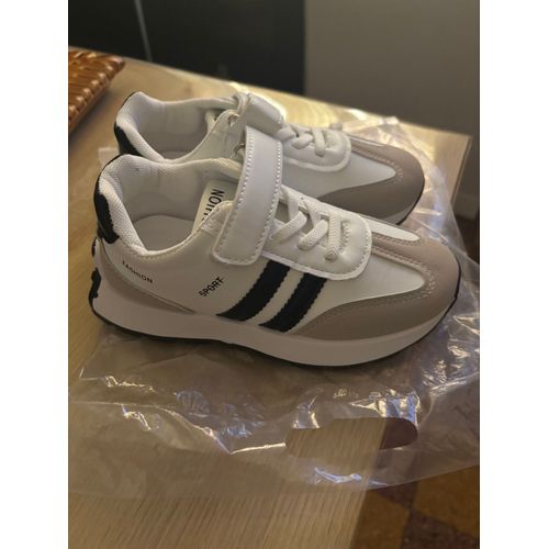 Baskets Garçon 31 Mais C’Est Plutôt Une Pointure 30. Neuve