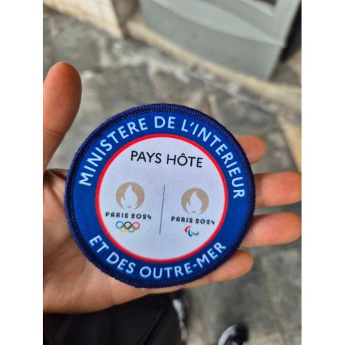 Écusson Officiel Des Jeux Olympiques De Paris 2024 Écusson Donné Aux Forces De L'Ordre Idéal Pour Collectionneurs Dimension : 8cm De Diamètre Velcro Mâle Au Dos