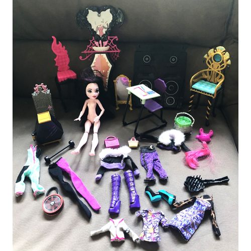 Lot Monster High poupée Draculaura, accessoires, vêtements et mobiliers