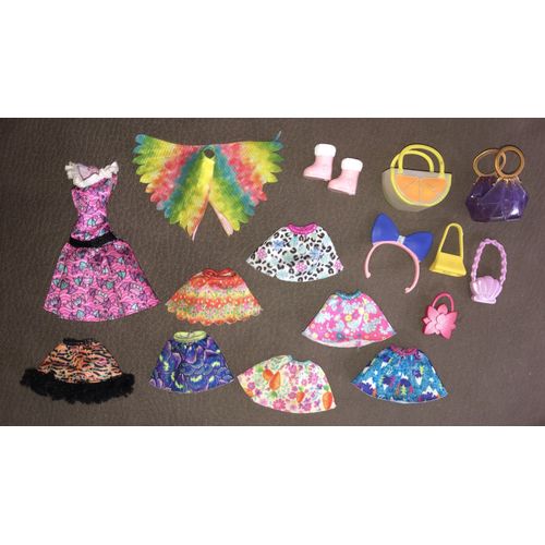 Lot vêtements, sacs pour barbie, monster high, mini poupée...