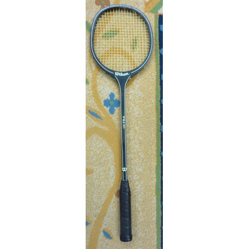 Ancienne Et Rare Raquette Vintage De Squash En Bois, De Marque Wilson, Modèle Ultra Graphite Reinforced, Cordée Et Avec Sa Housse