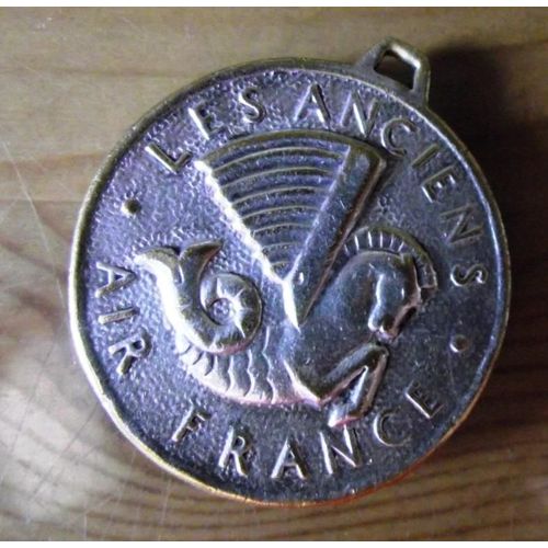 Insigne Ou Médaille En Métal Argenté Les Anciens D'Air France Diamètre 38mm
