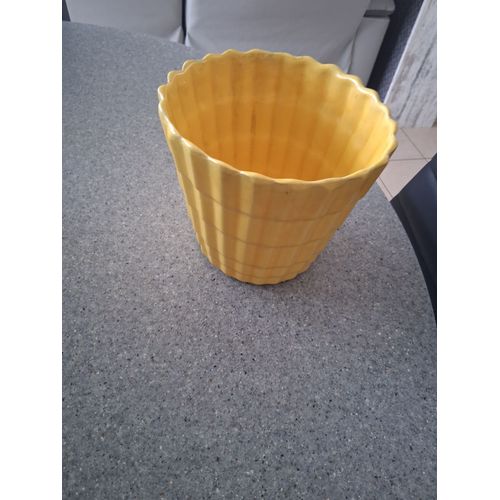 cache pot rond en céramique motif strié jaune