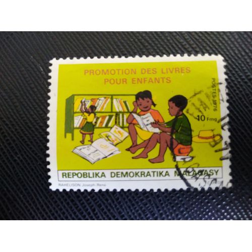 Timbre Madagascar Y T 593 Lecture Pour Enfants 1976 (010609 )