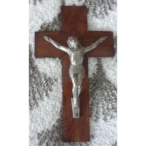 Rare et grand crucifix , jésus christ en métal argenté et croix en bois noble, dimension 36 x 21 cms