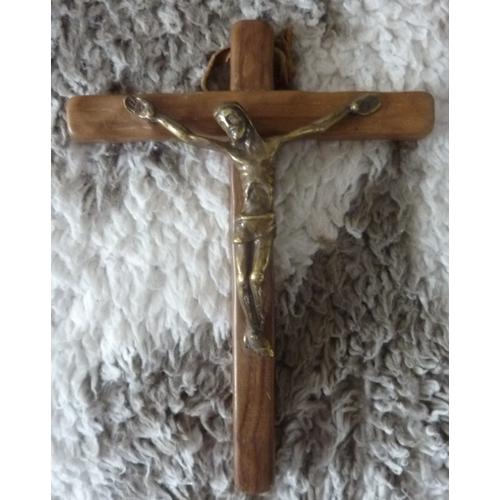 Très beau petit crucifix , jésus christ en métal coloris bronze, belle croix en bois, dimension 14 cms x 10.7 cms