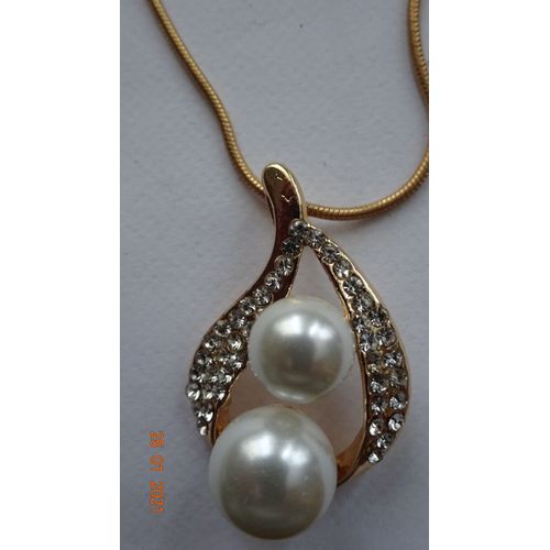 Collier En Métal Doré.