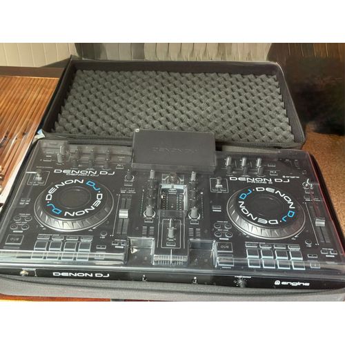 Av contrôleur denon dj Prime 2 excellent état + deskever et bagages de transport voir photos.
