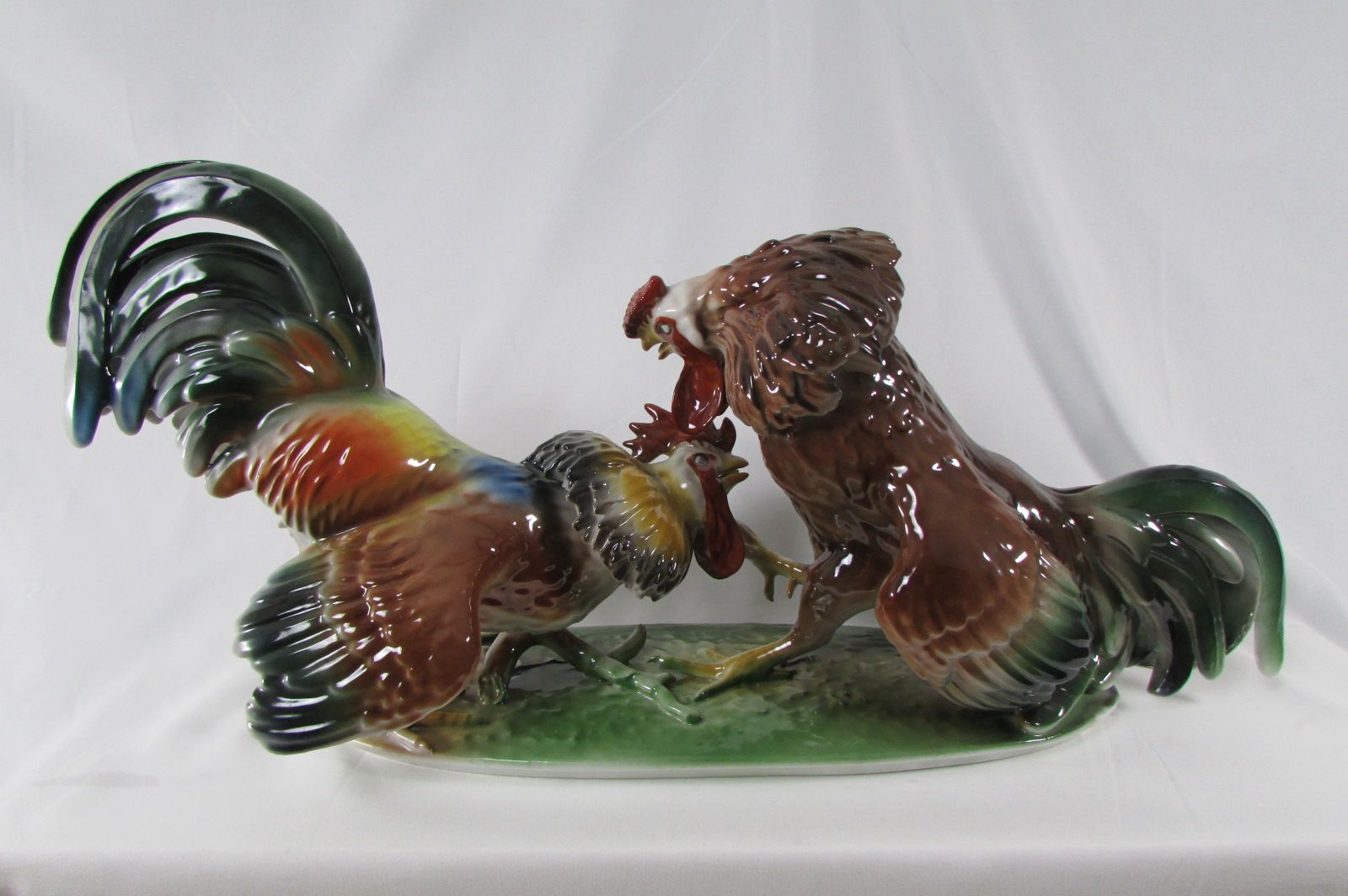 Groupe animalier : combat de coqs en porcelaine : Szabo Zoltan