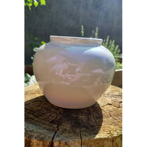 Vase blanc irrisé
