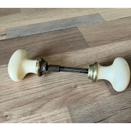 Ancienne poignée de porte beige