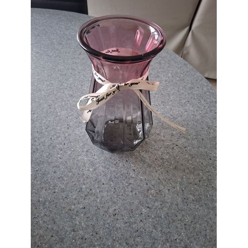 vase en verre strié noir et rose