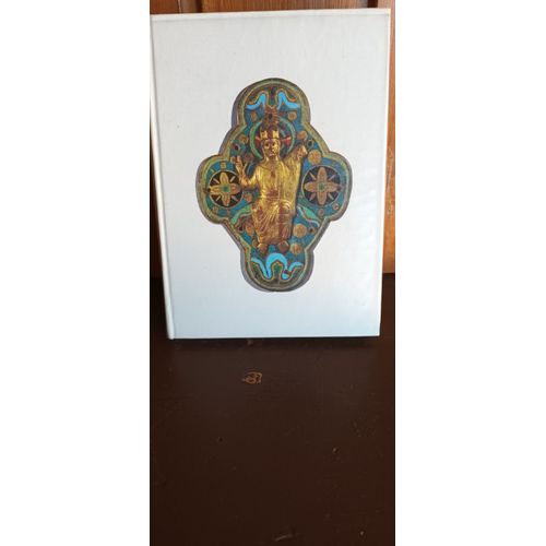 Les Nouveaux Prêtres Par Michel De Saint Pierre, Édition Reliée Pleine Toile De 1966 De Brodard Et Taupin. Reliure Plaque D'émail Du Xiiie Siècle Du Misée D'obrée De Nantes.