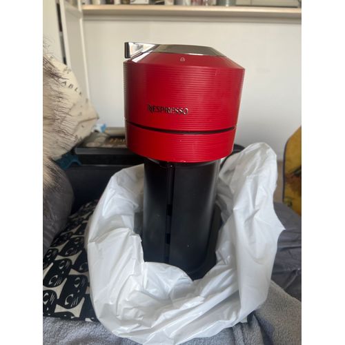 Vend machine Nespresso vertuo de couleurs rouge