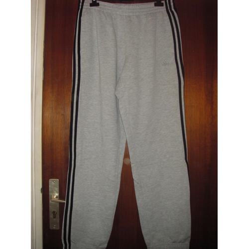 Pantalon Jogging Homme Adidas, Taille M, Coloris Gris Clair, Bande Noires Sur Les Cotés, Taille Élastiquée, Cordon De Serrage À La Taille À L'intérieur, 2 Poches En Biais Sur Les Cotés.