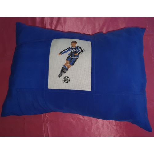 Coussin Soie Et Broderie Footballeur