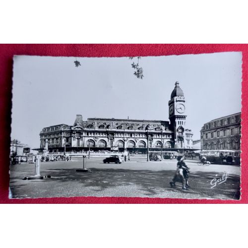 Carte Postale Dentelée Et Animée 1955. Paris, Gare De Lyon. Dentelée. Personnages, Vieilles Voitures, Vélo. Editions Galf.