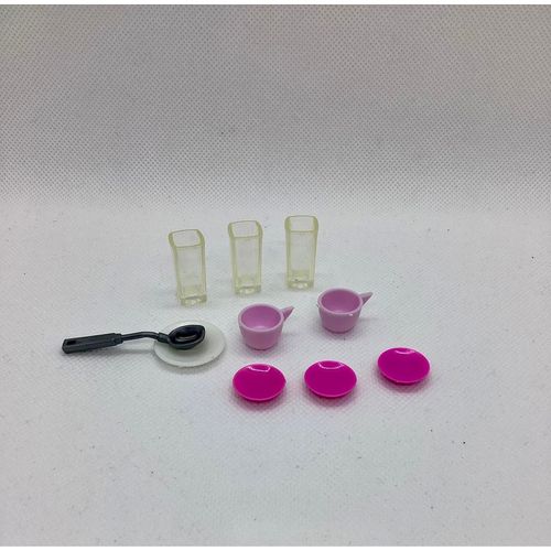 Lot 10 articles vaisselle variée Barbie Mattel tasses verres soucoupes assiettes transparent rose fuschia blanc