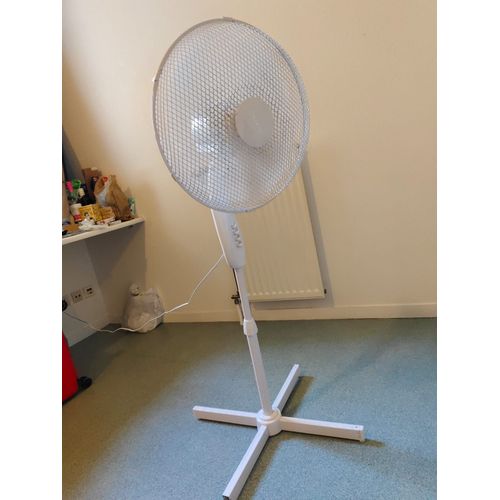 FLOOR FAN