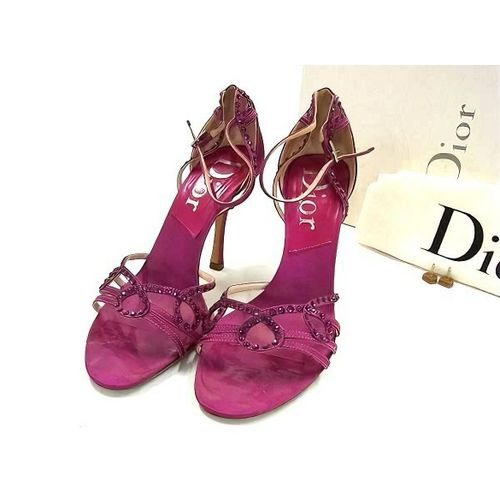Sandales À Talons Signées Dior, En Satin Fuchsia, Avec Lanières Ornées De Strass Roses. Design Délicat Et Féminin, Avec Fermeture Par Liens Autour De La Cheville. Fabriquées En Italie. - 36