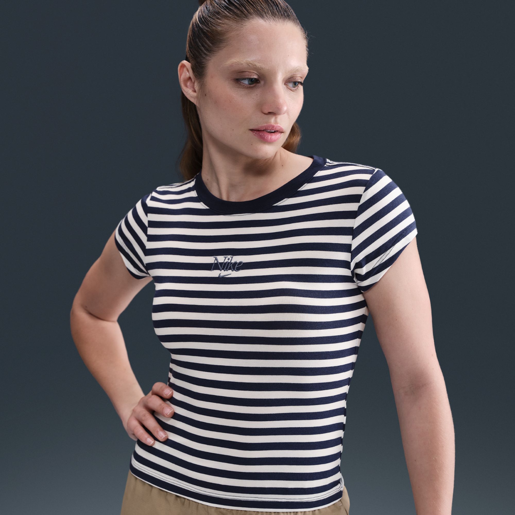 T-Shirt À Rayures Ajusté Nike Sportswear Pour Femme - Bleu
