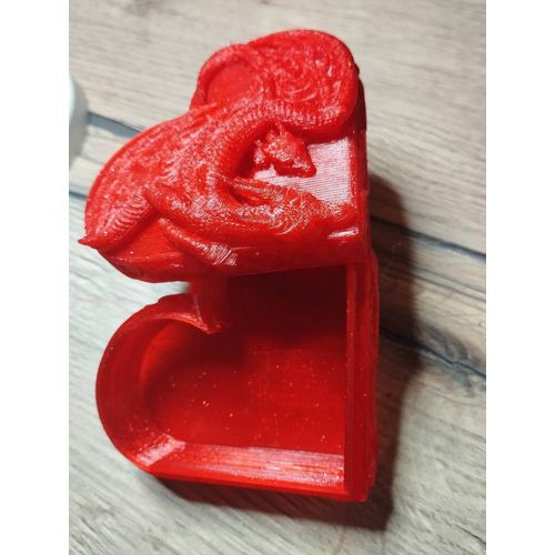 Boîte en forme de coeur représentant un dragon avec son petit.