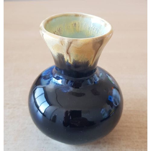 petit vase en céramique aspect grès flammé noir bleu et crème hauteur: 9 cm largeur: 7 cm