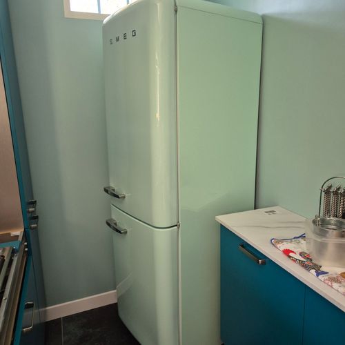 Réfrigérateur smeg couleur vert clair avec congélateur en bas et partie frigo en haut. 2 m de haut et 0,60 m environ sur 0,73 m de profondeur. Ouverture de porte de gauche vers la droite