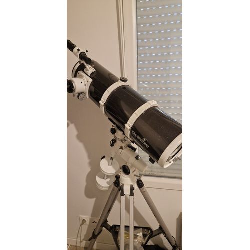 Téléscope Skywatcher avec sa monture + valise de filtres et occulaires Omegon