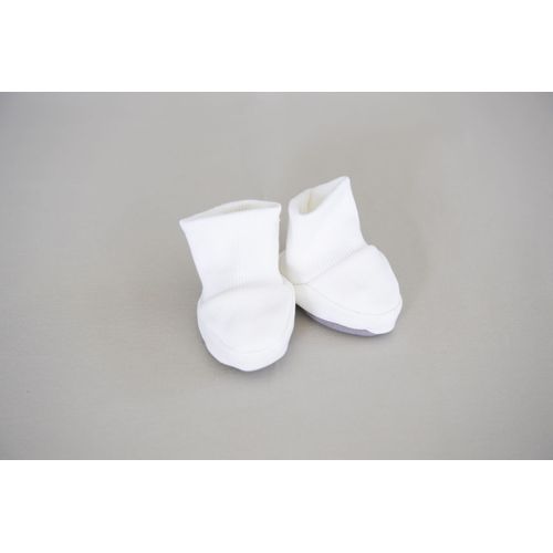 Chaussons Écru 0-3 Mois En Coton Bio, Doux Et Confortables. Talon Contrasté Gris, Coupe Souple Pour Garder Les Petits Pieds Bien Au Chaud Sans Les Comprimer. Un Essentiel Pratique Et Élégant.