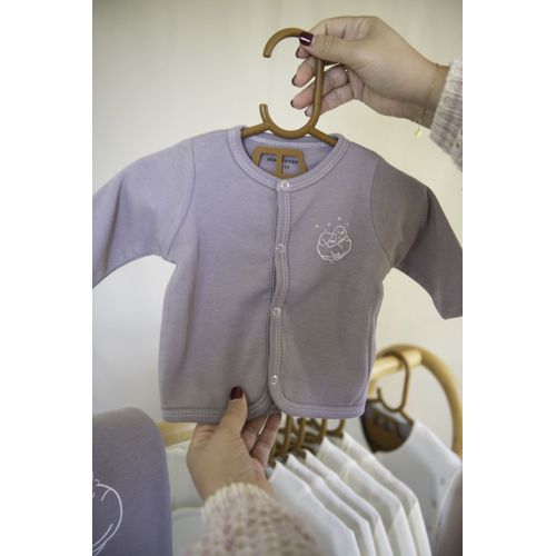 Veste/ Gilet Gris Violine 0-3 Mois, Double Épaisseur Coton Bio. Ouverture Pratique Sur Le Ventre, Broderie Bébé Coton. Disponible En Écru Et Gris Violine. Élégante Et Confortable.