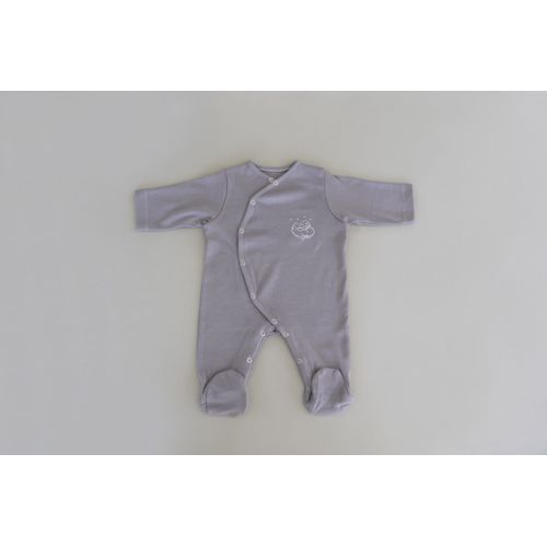Pyjama Une Pièce / Grenouillère Gris Violine 0-3 Mois En Coton Bio. Doux, Chaud Et Pratique Avec Pieds Intégrés Et Ouverture Cache-C?ur À Pressions. Broderie Logo Bébé Coton Pour Une Touche Élégante.