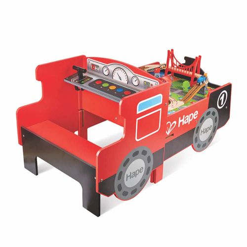Grand circuit de train avec table