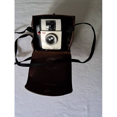 ancien appareil photo kodak brownie starlet camera dans sa pochette en cuir marron