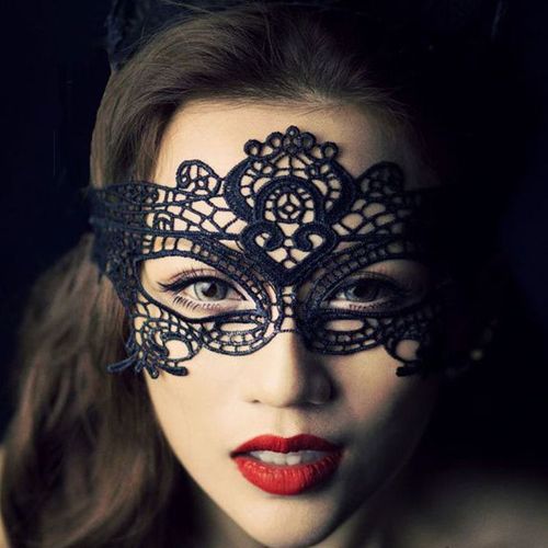 Reine de la dentelle noire, bal masqué de princesse, beauté à moitié visage