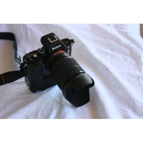 Sony ALPHA 7 24.3 mpix + Objectif zoom FE 28-70mm f/3.5-5.6 OSS + Grip Sony VG-C1EM